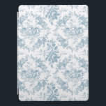 Protection iPad Pro Elégante toile florale blanche et bleue gravée<br><div class="desc">Elégant motif de toile florale bleu poussiéreux d'inspiration vintage avec roses,  vignes et parchemins sur un arrière - plan blanc. Un motif sans couture peut être mis à niveau vers le haut ou vers le bas.</div>