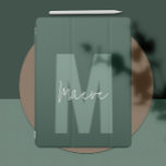 Protection iPad Pro Moins moderne typographie monogramme vert sauge<br><div class="desc">Mot de passe minimaliste moderne monogramme sauge vert et blanc élégant simple unique personnalisé design de couverture iPad.</div>