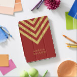 Protection iPad Pro Motif nommé rouge élégant de Chevron d'or de Faux<br><div class="desc">Pro couverture d'iPad rouge élégant comportant le motif de chevron d'or de faux que vous pouvez personnaliser avec votre nom. Grand comme cadeaux pour la famille et les amis ou pour vous-même. Personnalisez-le en remplaçant le texte de texte d'attente. Pour plus d'options comme pour changer la police et sa taille...</div>