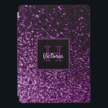 Protection iPad Pro Parties scintillant violet girly brillant glam mon<br><div class="desc">Dégradé de parties scintillant violet profond. Pour le glamour quotidien et le luxe. Pour les filles et les femmes ados. Un cadre noir et violet avec espace pour votre nom et lettre monogramme. Le nom est écrit en rose clair avec un script de style moderne écrit à la main. La...</div>