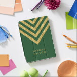 Protection iPad Pro Personnalisé Elégant Vert Faux Or Chevron<br><div class="desc">Elégante couverture iPad pro verte avec faux motif chevron or que vous pouvez personnaliser avec votre nom. Idéal comme cadeaux pour la famille et les amis ou pour vous-même. Personnalisez-le en remplaçant le texte de l'espace réservé. Pour plus d'options comme changer la police et sa taille, cliquez sur le bouton...</div>