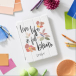 Protection iPad Vie en pleine floraison Citation motivationnelle<br><div class="desc">Un message stimulant avec ce design moderne avec des feuilles et des fleurs simplistes dans un mélange de jolies couleurs pastel et d'élégante typographie noire Live Life In Full Bloom sur un arrière - plan blanc qui peut être changé à un autre si vous le souhaitez. Personnalisez facilement avec votre...</div>