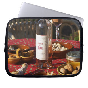 Protection Pour Ordinateur Portable Apéritif et apéritifs préparés : pain, olives,