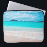 Protection Pour Ordinateur Portable Aqua océan et plage de sable photo monogramme pers<br><div class="desc">N'oubliez pas l'odeur de sel frais de l'air marin. Détendez-vous, respirez et explorez la solitude d'une plage hawaïenne vide avec cette superbe photo colorée vibrante sur mesure monogramme poche portable en néoprène. Cette pochette pour ordinateur portable est disponible en trois tailles : 15", 13" et 10". Fait un grand cadeau...</div>