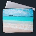 Protection Pour Ordinateur Portable Aqua océan et plage de sable photo monogramme pers<br><div class="desc">N'oubliez pas l'odeur de sel frais de l'air marin. Détendez-vous, respirez et explorez la solitude d'une plage hawaïenne vide avec cette superbe photo colorée vibrante sur mesure monogramme poche portable en néoprène. Cette pochette pour ordinateur portable est disponible en trois tailles : 15", 13" et 10". Fait un grand cadeau...</div>