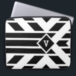 Protection Pour Ordinateur Portable Bandes quadrilatérales noires sur blanc avec monog<br><div class="desc">Le motif géométrique noir et blanc frappant présente des quadrilatères noirs alignés en bandes. L'angle parallélogramme vers un diamant noir surligné de blanc dans le tiers supérieur de l'image. Le diamant contient un monogramme personnalisable. Trois bandes noires audacieuses s'étendent du fond du diamant jusqu'à la base du dessin vertical. L'arrière...</div>