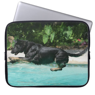Protection Pour Ordinateur Portable Berger allemand sautant dans l'eau