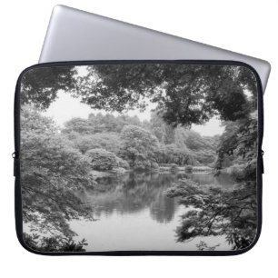 Protection Pour Ordinateur Portable Black and white, cool, unique nature et lake