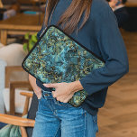 Protection Pour Ordinateur Portable Bleu Turquoise foncé Turquoise Faux Gold Agate Mot<br><div class="desc">Magnifique turquoise bleu vert contemporain, aqua turquoise et faux or couleur agate minéraux motif. Design hipster original, branché, moderne et fantaisiste pour l'élégante fashionista artistique ou l'art de la mode diva, branché, style d'art rétro vintage ou design graphique numérique abstrait. Unique, joli, décoratif, tendance et motif disponible sur des couvertures...</div>