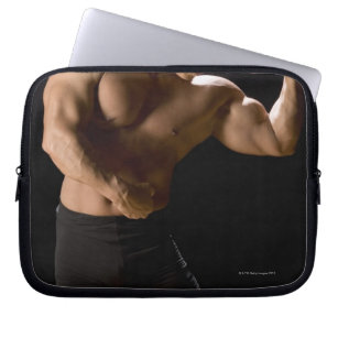 Protection Pour Ordinateur Portable Bodybuilder masculin flexion des muscles, vue avan