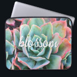 Protection Pour Ordinateur Portable Cactus vert Mint Succulent Photo Blossom Script<br><div class="desc">Les cactus poussent dans les conditions désertiques les plus dures. Faites preuve de force dans cette belle photo de cactus rose, vert menthe, fleurissant, à chaque fois que vous utilisez cette unique pochette d'ordinateur portable en néoprène photographie. Cette manche est disponible en trois tailles : 15", 13" et 10". Fait...</div>
