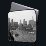 Protection Pour Ordinateur Portable Centre-ville de Kansas<br><div class="desc">À Kansas City, Missouri, la rue Main à six voies s'étend du coin inférieur droit de la photo en noir et blanc vers l'horizon brumeux du gratte-ciel au loin. De grands feux de rue noirs bordent les deux côtés de l'axe mouillé à plusieurs voies ; un feu de rue s'élève...</div>