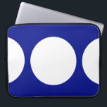Protection Pour Ordinateur Portable Cercles blancs en bleu<br><div class="desc">Ce motif géométrique audacieux présente un cercle blanc au centre et deux demi-cercles blancs aux bords d'un arrière - plan bleu vif. Si vous souhaitez ajouter un monogramme ou une image à la conception, cliquez sur le bouton "Customiser !". numériquement créé une image. Copyright © 2011 Claire E. Skinner. Tous...</div>