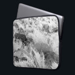 Protection Pour Ordinateur Portable Champ de basalte<br><div class="desc">Des herbes à fleurs pâles recouvrent une pente parsemée de morceaux de basalte sur cette photo en noir et blanc à Albuquerque, Nouveau-Mexique. Les gros rochers ignobles foncés surplombent la végétation environnante. Plusieurs roches de lave au premier plan forment une forte diagonale du coin inférieur droit vers le coin supérieur...</div>