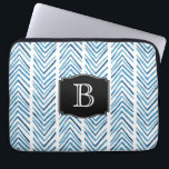 Protection Pour Ordinateur Portable Chevrons peints en bleu Motif avec Monogramme<br><div class="desc">Motif de chevrons peint avec un look tribal,  ce design bleu et blanc a un monogramme personnalisé que vous pouvez éditer avec votre texte initial ou autre texte désiré.</div>