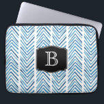 Protection Pour Ordinateur Portable Chevrons peints en bleu Motif avec Monogramme<br><div class="desc">Motif de chevrons peint avec un look tribal,  ce design bleu et blanc a un monogramme personnalisé que vous pouvez éditer avec votre texte initial ou autre texte désiré.</div>