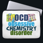 Protection Pour Ordinateur Portable Chimie drôle<br><div class="desc">Cadeau drôle de professeur de chimie qui lit le désordre obsédant de chimie d'OCD à côté des bechers de la science complètement de produits chimiques pour une expérience. Un commandant frais de chimie présent pour un scientifique.</div>