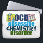 Protection Pour Ordinateur Portable Chimie drôle<br><div class="desc">Cadeau drôle de professeur de chimie qui lit le désordre obsédant de chimie d'OCD à côté des bechers de la science complètement de produits chimiques pour une expérience. Un commandant frais de chimie présent pour un scientifique.</div>