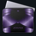 Protection Pour Ordinateur Portable Conception de lignes géométriques violettes en mét<br><div class="desc">Un look métallique violet monogramme avec des lignes géométriques modernes.</div>
