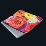 Protection Pour Ordinateur Portable Conception d'illustrations de Roses multicolores<br><div class="desc">Design d'illustration rose multicolore élégant pour les manches d'ordinateur portable. Roses de couleur rouge rose violet jaune et blanc. Disponible sur d'autres produits et peut être demandé pour n'importe quel des produits offerts à Zazzle.</div>