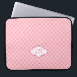 Protection Pour Ordinateur Portable Coque d'ordinateur portable monogramme rose clair<br><div class="desc">Motif de vérification carré effet tissu imprimé dans les tons roses avec monogramme blanc. Personnalisez avec vos initiales. Il lit actuellement JS. Motif et design par Sarah Trett.</div>