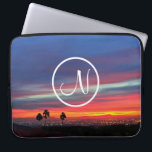 Protection Pour Ordinateur Portable Coucher de soleil bleu orange photo personnalisée<br><div class="desc">Tapez dans la lettre monogramme de votre choix et terminez chaque jour dès que vous utilisez cette photo inspirationnelle manche d'ordinateur portable en néoprène d'un superbe coucher de soleil de rouge vif, d'oranges et de bleu profond. Cette pochette pour ordinateur portable est disponible en trois tailles : 15", 13" et...</div>