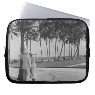 Protection Pour Ordinateur Portable Couples se tenant sous l'arbre