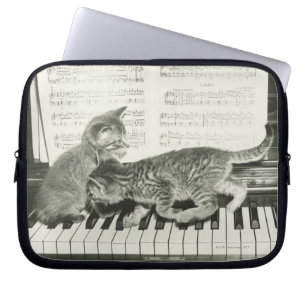 Protection Pour Ordinateur Portable Deux chaton jouant sur le clavier du piano, (B&W)
