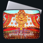 Protection Pour Ordinateur Portable Étaler la citation éclatante face or sur carrousel<br><div class="desc">"Étalez le scintillement". Vous pouvez presque sentir la musique de la pièce-pa-pa-pa, les symboles écrasants, ainsi que le mouvement haut et bas et rond et rond du manège-aller-rond chaque fois que vous utilisez cette manchette d'ordinateur portable en néoprène photo en or et carrousel rouge face médaillon gros plan. Cette pochette...</div>