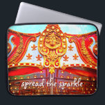 Protection Pour Ordinateur Portable Étaler la citation étincelante or visage carrousel<br><div class="desc">"Étalez le scintillement". Vous pouvez presque sentir la musique de la pièce-pa-pa-pa, les symboles écrasants, ainsi que le mouvement haut et bas et rond et rond du manège-aller-rond chaque fois que vous utilisez cette manchette d'ordinateur portable en néoprène photo en or et carrousel rouge face médaillon gros plan. Cette pochette...</div>