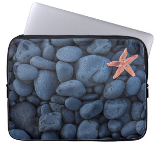 Protection Pour Ordinateur Portable Étoiles de mer sur les roches noires le long de l