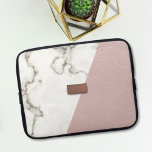 Protection Pour Ordinateur Portable Faux Blush Marbre en cuir rose moderne Monogramme<br><div class="desc">Une jolie manche mince pour ordinateur portable avec un effet de cuir rose vif et du marbre blanc avec une fausse plaque métallique rose en or 3D qui tient vos initiales. Tout fabuleusement faux et est un effet visuel imprimé. Aucune vache rose ni aucune créature en marbre n'ont été blessées...</div>