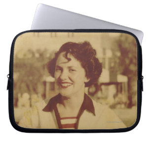 Protection Pour Ordinateur Portable Femme s'asseyant dehors
