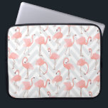 Protection Pour Ordinateur Portable Flamants roses rose tendance et Motif Chevrons<br><div class="desc">Un design à la mode fantaisiste avec un motif de flamants roses sur un motif en zig-zag gris clair et blanc chevron.</div>