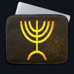 Protection Pour Ordinateur Portable Flamme de Menorah<br><div class="desc">Un rendu numérique de la menorah juive à sept branches (hébreu : מְ וֹ נ רָ ‎). La menorah à sept branches, utilisée dans le sanctuaire portatif mis en place par Moïse dans le désert et plus tard dans le Temple de Jérusalem, est un symbole du judaïsme depuis des temps...</div>