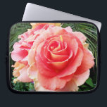 Protection Pour Ordinateur Portable Fleur rose douce gros plan photo moderne audacieux<br><div class="desc">Une photo d'ensemble d'une rose rose rose pâle et d'un feuillage vert foncé donne envie de "s'arrêter et sentir les fleurs". Détendez-vous et respirez la beauté de cette photographie chaque fois que vous utilisez cette étonnante pochette d'ordinateur portable en néoprène photographie. Cette pochette pour ordinateur portable est disponible en trois...</div>