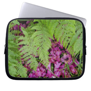 Protection Pour Ordinateur Portable Fougères de forêt avec des pétales de fleurs roses
