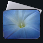 Protection Pour Ordinateur Portable Gloire du matin bleu paradisiaque Gros plan<br><div class="desc">Belle macro photo regarde dans une fleur de gloire bleu paradisiaque du matin. La variation de couleur des pétales forme un motif d’éclatement rayonnant du centre de la fleur. Les lignes fines sur les pétales bleu clair à bleu foncé ressemblent à des traits de brosse donnant à la photo une...</div>