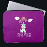 Protection Pour Ordinateur Portable Happy Vibes Typographie mignonne souriant Unicorn<br><div class="desc">Une pochette d'ordinateur portable avec une jolie illustration d'une licorne blanche assise sur sa crosse souriante et à l'air heureux. Des nuages souriants et un arc-en-ciel au-dessus. Texte : Happy Vibes. Image de levage adorable Avec un arrière - plan d'aquarelle rose violet.</div>