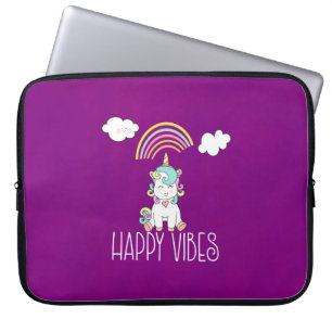 Protection Pour Ordinateur Portable Happy Vibes Typographie mignonne souriant Unicorn