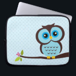 Protection Pour Ordinateur Portable Hibou bleu mignon<br><div class="desc">La douille élégante de l'électronique comporte une belle illustration de vecteur d'un hibou été perché sur une branche d'arbre.</div>