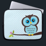 Protection Pour Ordinateur Portable Hibou bleu mignon<br><div class="desc">La douille élégante de l'électronique comporte une belle illustration de vecteur d'un hibou été perché sur une branche d'arbre.</div>