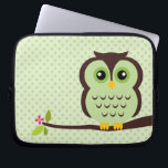 Protection Pour Ordinateur Portable Hibou vert mignon<br><div class="desc">La douille élégante de l'électronique comporte une belle illustration de vecteur d'un hibou été perché sur une branche d'arbre.</div>