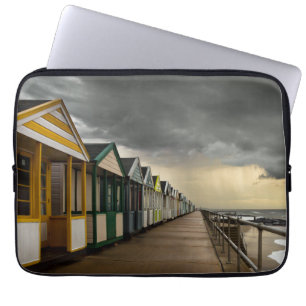 Protection Pour Ordinateur Portable Huttes de plage dans un orage Southwold d'été