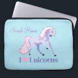 Protection Pour Ordinateur Portable I Love Unicorns Personnalisé<br><div class="desc">J'ai coeur de belles licornes roses et violettes sur des arrière - plans de coton bleu bonbon sur un joli cadeau personnalisé.</div>