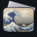 Protection Pour Ordinateur Portable La grande vague outre de Kanagawa, Hokusai<br><div class="desc">Copie japonaise vintage d'art de bois de graveur par Hokusai. La grande vague outre de Kanagawa (神奈川沖浪裏, Kanagawa Oki Nami Ura, "sous une vague outre de Kanagawa"), également connu sous le nom de la la grande vague ou simplement la vague, est une copie de bois de graveur par l'artiste japonais...</div>