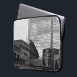 Protection Pour Ordinateur Portable Le lien<br><div class="desc">The Link est une passerelle en verre surélevée reliant Union Station (à gauche sur la photo en noir et blanc) au Crown Center de Kansas City, Missouri. J'ai été attirée par le mélange de styles architecturaux nouveaux et anciens, complété par les reflets nuageux sur le bâtiment à surface miroir de...</div>