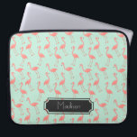 Protection Pour Ordinateur Portable Le motif rose et en bon état mignon | de Flamant<br><div class="desc">C'est un dessin d'un oiseau de flamant qui a été transformé en motif. L'arrière - plan est une jolie couleur en bon état.  Il y a un cadre dans la conception où vous pouvez faire imprimer votre nom.</div>