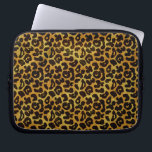 Protection Pour Ordinateur Portable Léopard Fourre Imprimer Motif animal<br><div class="desc">Ce design branché de pochette pour ordinateur portable est doté d'un motif empreinte de léopard avec des taches d'animaux noirs sur un arrière - plan à fourrure orange-jaune-or. Apportez le chat sauvage en vous avec ce design félin cool. C'est le look original et audacieux parfait pour les amoureux des animaux....</div>