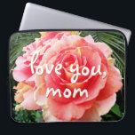 Protection Pour Ordinateur Portable Love You Mom Citer Soft Rose Gros plan Photo<br><div class="desc">Être mère est l'un des emplois les plus importants au monde. Montrez que vous vous souciez de cette étonnante robe rose rose rose photo poche portable néoprène. Cette pochette pour ordinateur portable est disponible en trois tailles : 15", 13" et 10". Dure beaucoup plus d'une douzaine de roses ! Vous...</div>